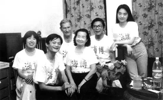 当时的海博翻译社，马云瘦的我心疼···